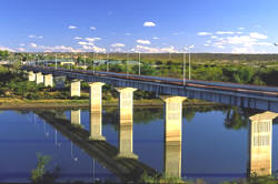 Die Beit Bridge ist Sdafrikas einzigster Grenzbergang zu Simbabwe - Bild  by South African Tourism